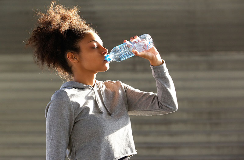 La actividad física requiere una hidratación constante