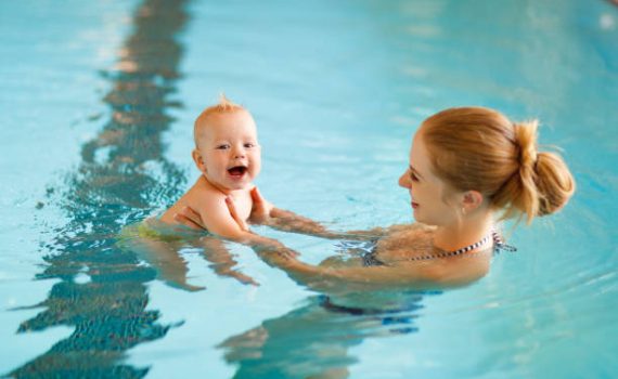 Cuanto más temprano, mejor: la natación en bebés