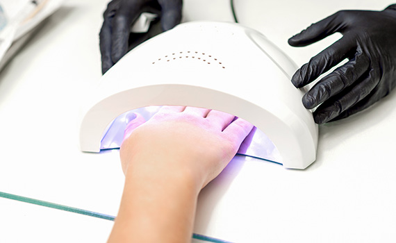 ¿Producen cáncer las lámparas de secado de uñas?