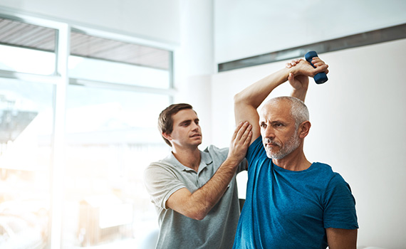 Un hombre mayor ejercitándose para no perder masa muscular y evitar el declive cognitivo. 