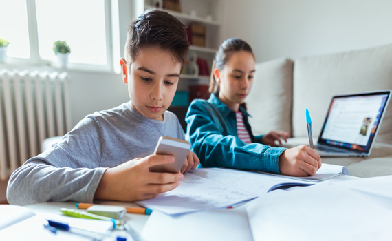¿Sabes cómo afecta el teléfono móvil a los alumnos?