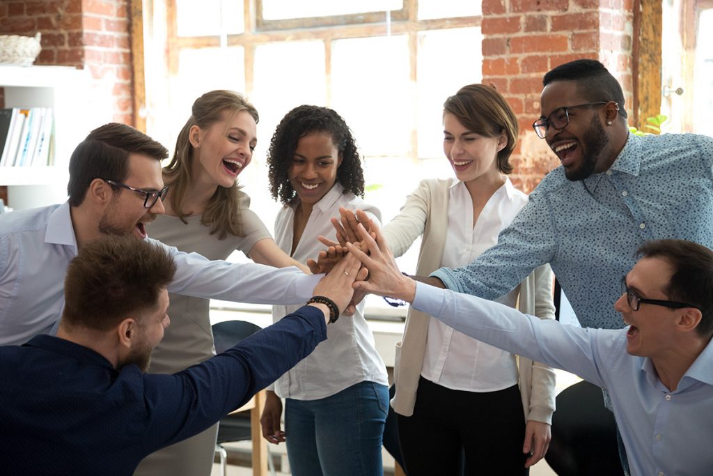 compañeros diversos felices chocan los cinco juntos celebran un gran trabajo en equipo.