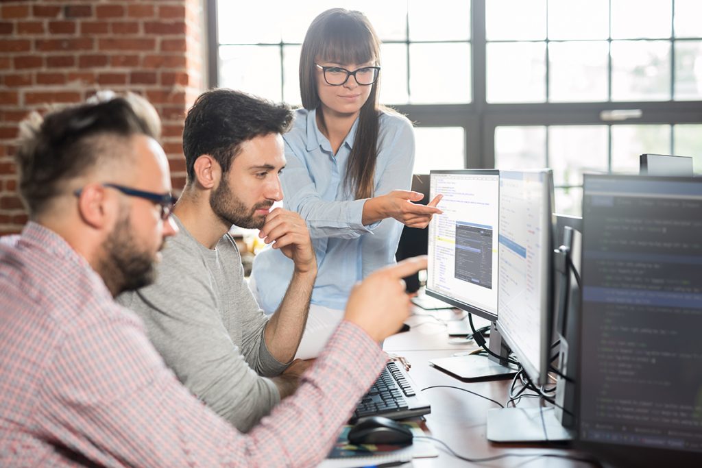 Chicos trabajan en una computadora. 
