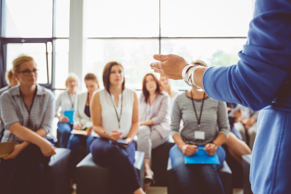 Grupo de profesores recibiendo una charla. 