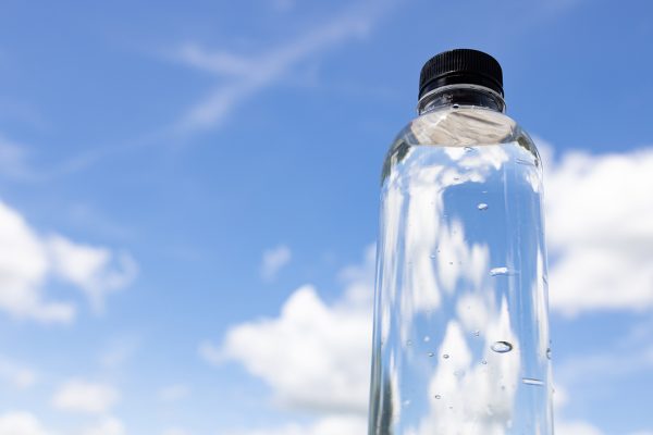 ¿Es seguro beber agua de una botella expuesta al sol?