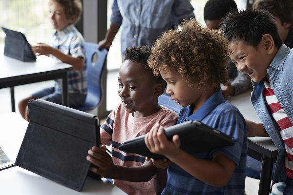 Pantallas en el aula: Entre la innovación y los riesgos educativos ...