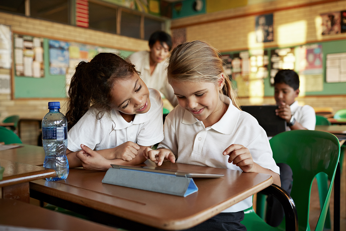 Niño utilizan una pantalla (tablet) en el aula de clases.